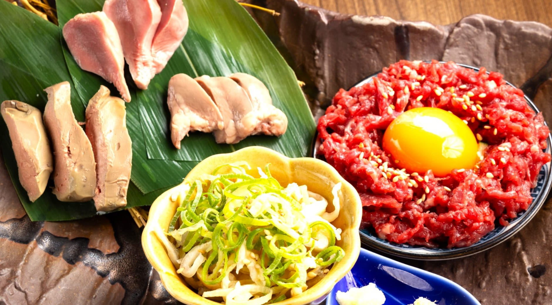 丹波鶏（低温調理)と馬刺しユッケのあて刺し盛り
